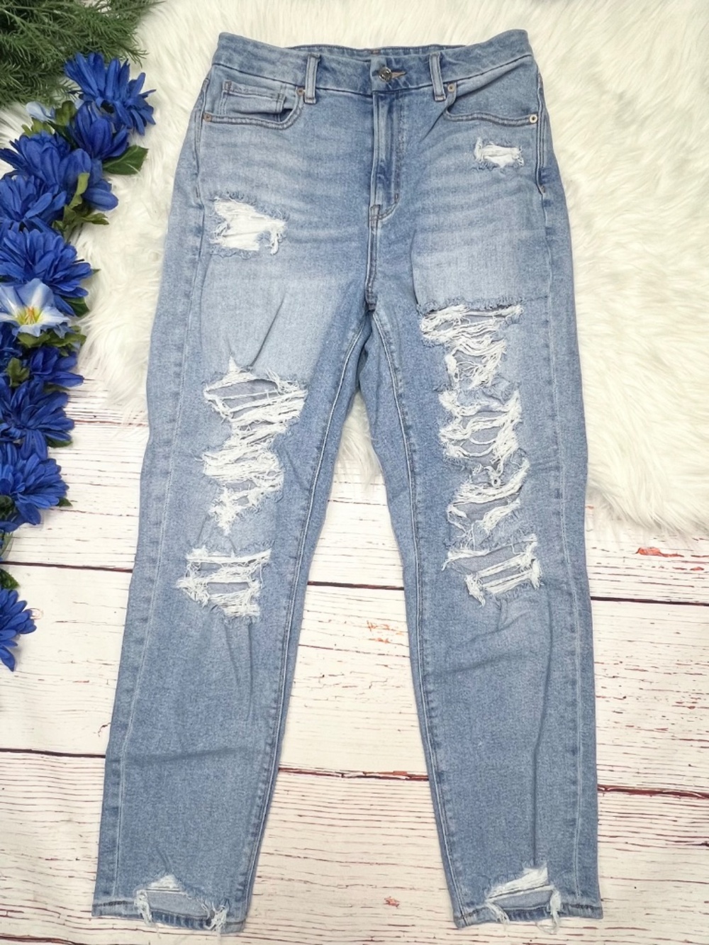 |•AMERICAN EAGLE•| Curvy Mom Jeans Distressed High Rise Light Wash Size 8 - Picture 3 of 9